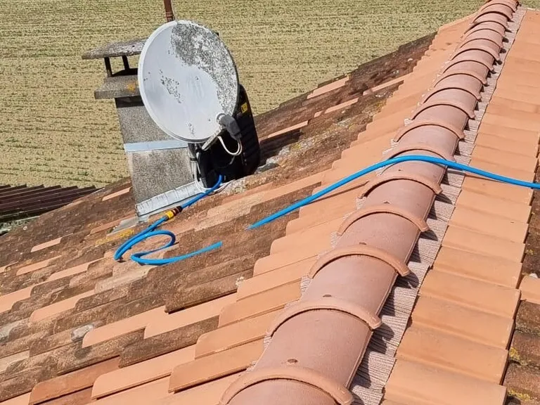Tuiles faîtières neuves posées sur un closoir ventilé