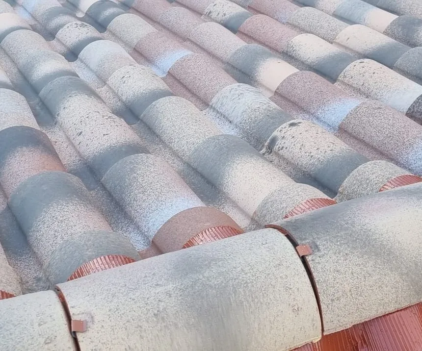 Tuiles neuves et tuiles faîtières posées sur un closoir ventilé