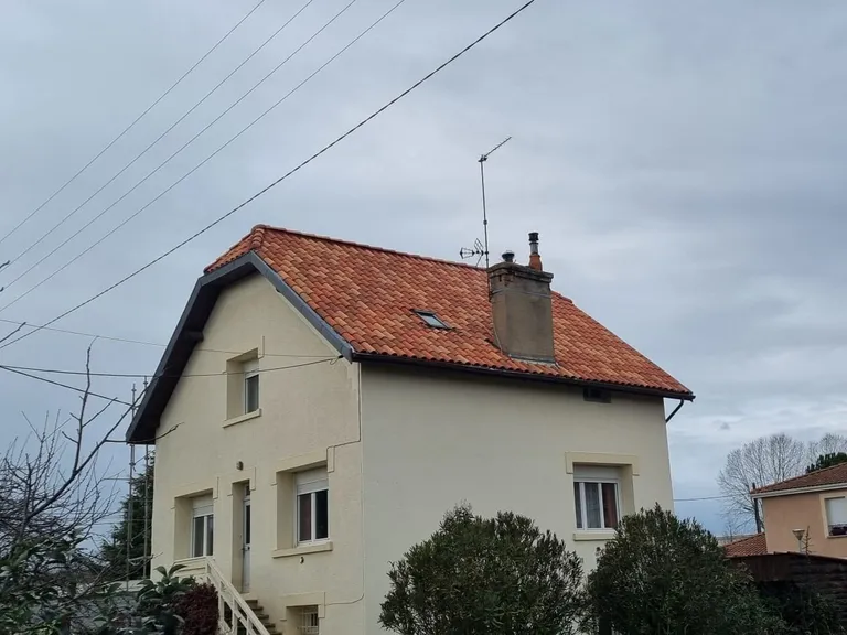 La même maison avec sa toiture neuve en tuiles rouges