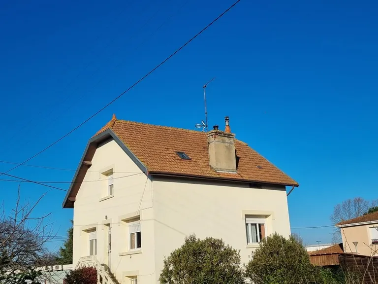 Maison à étage avec son ancienne toiture en tuiles brunies