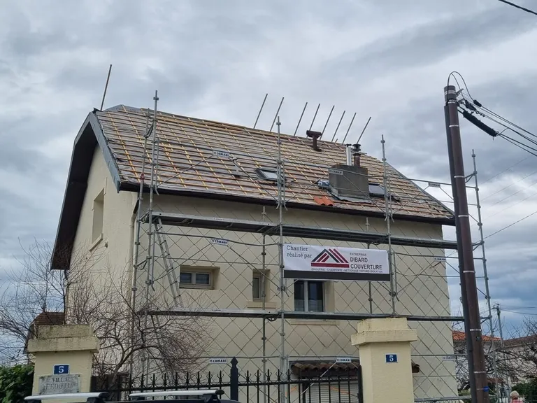 La même maison sous échafaudage, toiture déposée et liteaux neufs en place
